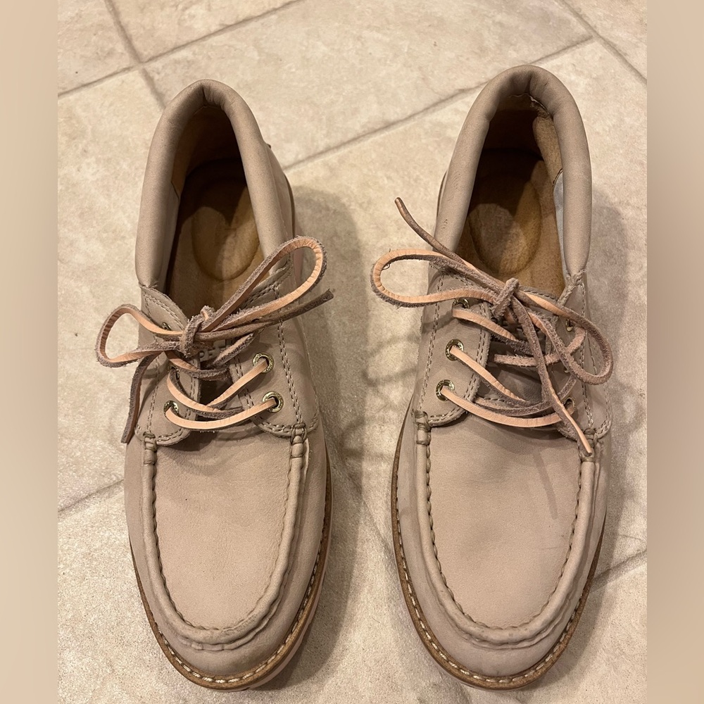 Sperry women’s size 8 leather pink sand slip on boat shoes. Leather laces.